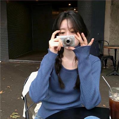 坐在酒吧里吃蛋糕